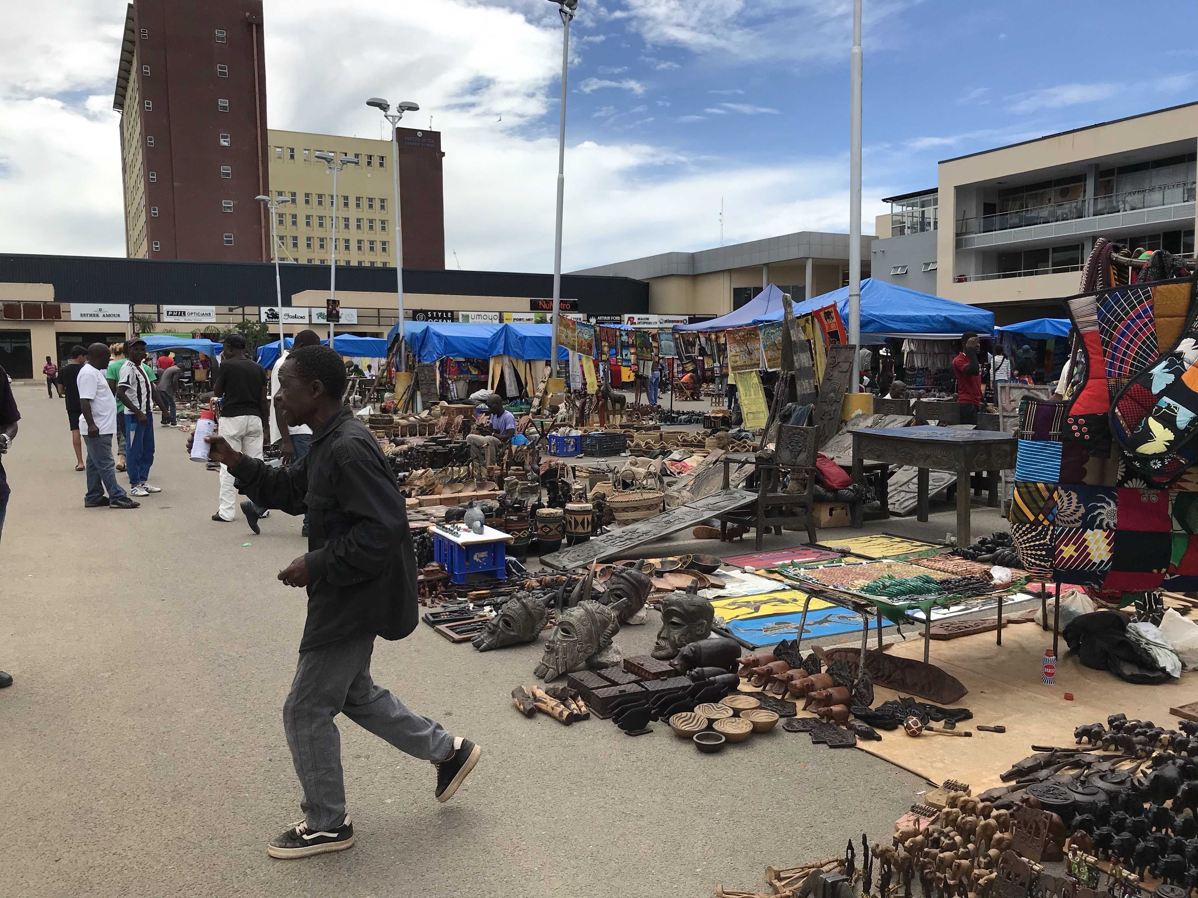 ザンビアのお土産を買うならここ サンデーマーケット 首都ルサカのアーケーズショッピングモール ねこinザンビア Note