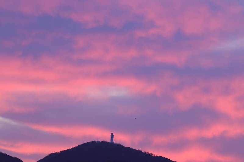 たまに、空が異状に焼ける夕焼けを見ることがあります。何かの前兆かと思うほど赤く焼けました。五老ヶ岳のスカイタワーが赤い雲に刺さっているようです