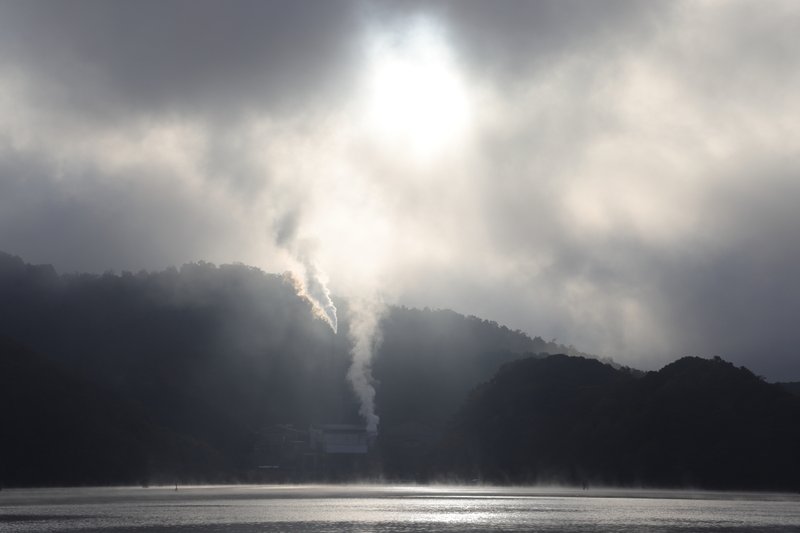 工場から立ち上る煙が雲と一体化して輝いてます。