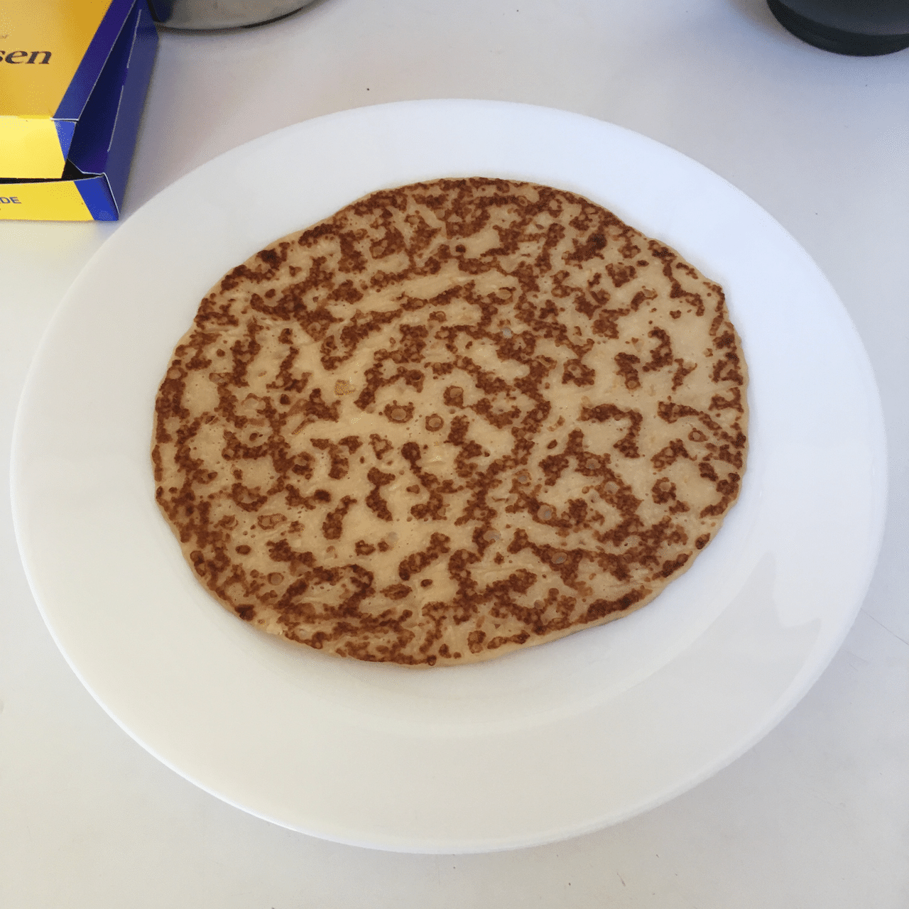 パッケージから取り出すと本当にクレープのような薄さ。冷たいとちょっとイマイチですが、電子レンジで1分ほど温めるとめちゃくちゃ美味しくなります。(電子レンジがない場合はフライパンで両面を軽く炙っても良いです) 画像2