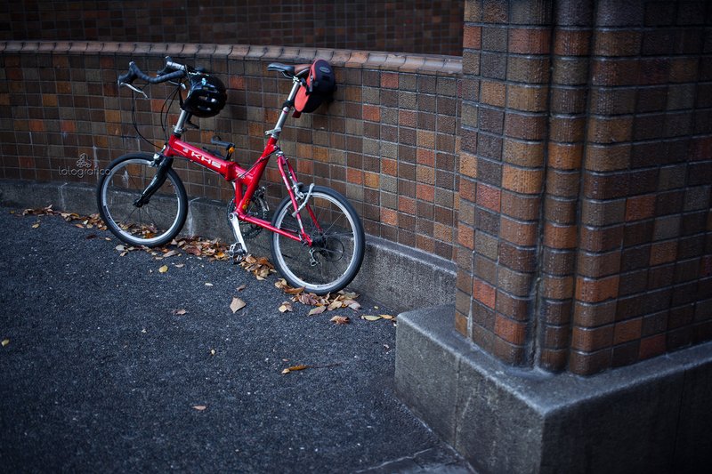 　置き去りにされている小径車、内面的な不在感をイメージして撮影。