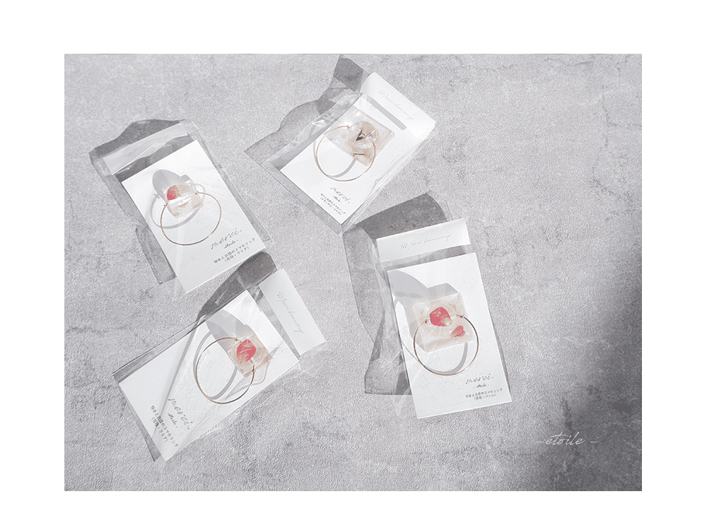 花びらの標本と真鍮のスマホリング 薔薇 スターチス Etoile Note 花びらの標本と真鍮のスマホリング 薔薇 スターチス Etoile Note