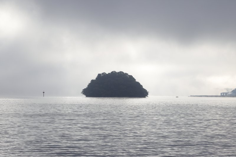 舞鶴湾には、5つの無人島があります。こんもりしたお椀型の島は烏島（からすじま）です。むかしむかし水軍の城があったそうです。雲海とケアラシで烏島が黒く浮かび上がります。