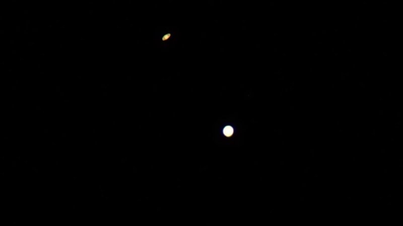 超大接近当日、１２月２１日(月)　１７：４２、土星の輪が分かるように撮ると　ガリレオ衛星はなかなか写らないのですが。