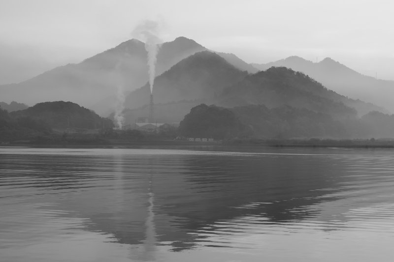 朝霧に煙る風が無い静かな朝。　モノクロにしてみました。