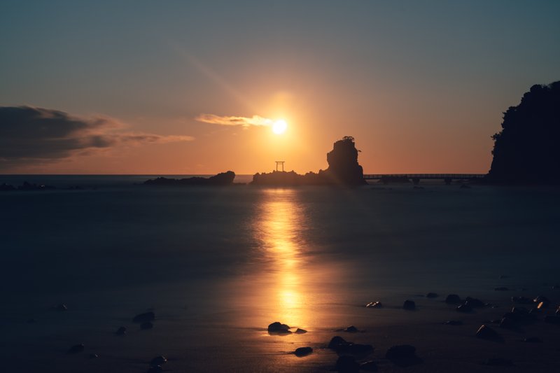空海陸と続く光の道。福島県いわき市の波立（はったち）海岸、昨年から年末年始の帰省の度に此所で撮ろうと思った元旦の朝陽は、ここで一旦打ち止めです。