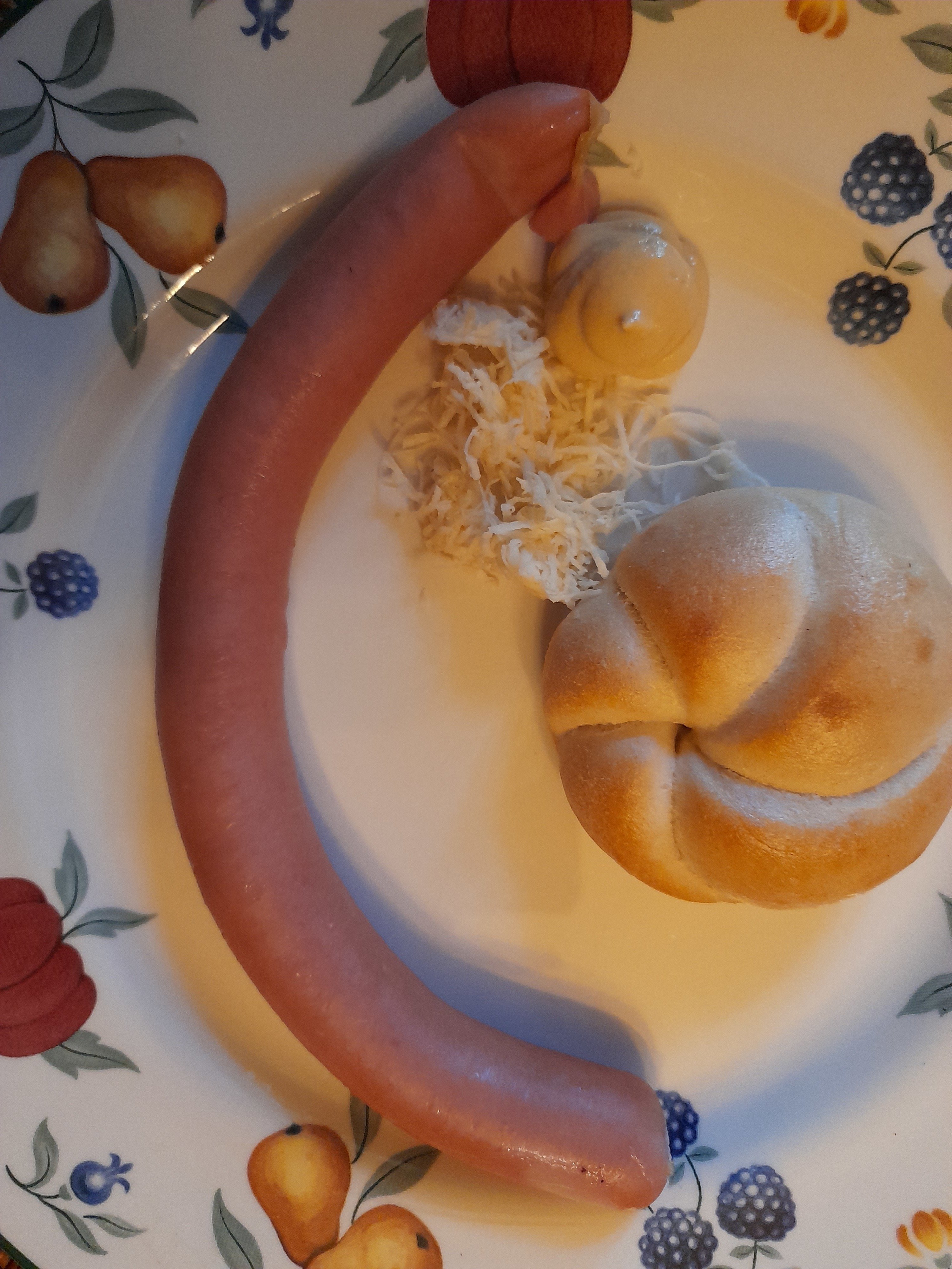 フランクフルトは基本手で食べます そしてソーセージはケチャップ禁止でカラシ と西洋ワサビで食べるので涙が出るよ 今日はザッハソーセージ Pezio Note