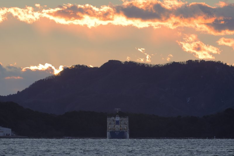 日が落ちた西の空。停泊する船が静かに浮かんでます。