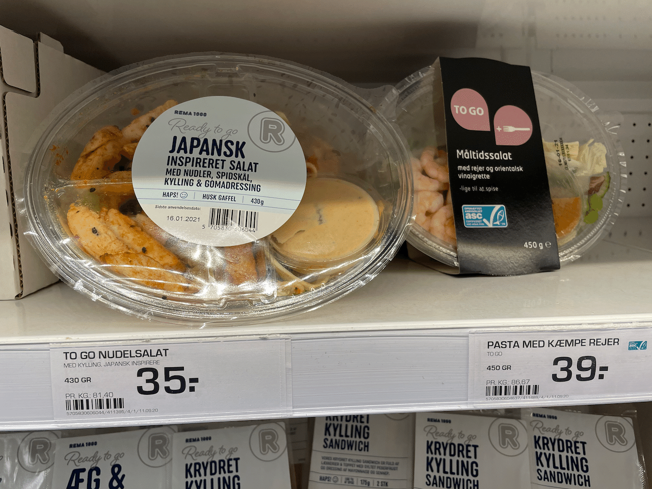 ちなみに、REMAのサラダ売り場には、胡麻ドレが入っている持ち帰りサラダも見っけ! 「Japansk Ispireret Salat」って、日本食にインスパイアされたサラダかぁ。中はチキン・キャベツ・謎の太麺・胡麻ドレ。うーん、胡麻ドレ以外はあまり日本食っぽくないけどね 😅 画像5