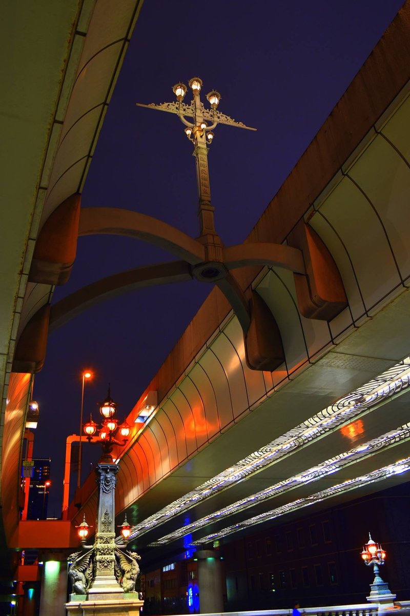 夜に浮かび上がる日本橋の紅い空．首都高速は決して醜いものではありません．