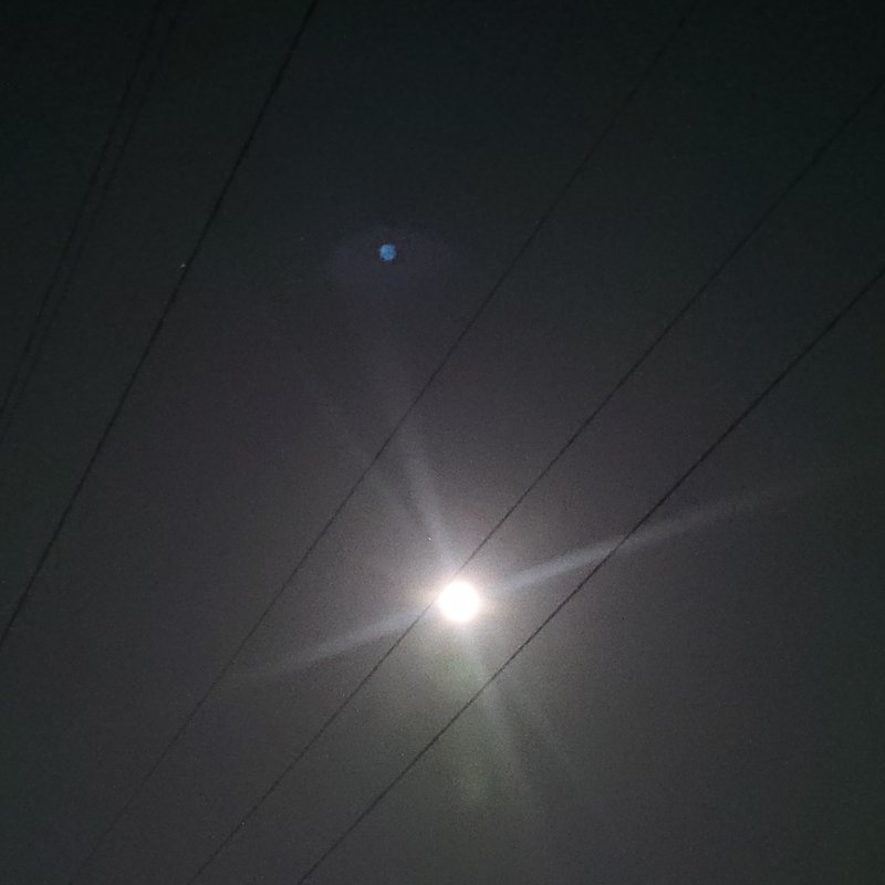 満月の撮影。スマホのカメラだと、上手く撮れず、ボヤけてしまいます。