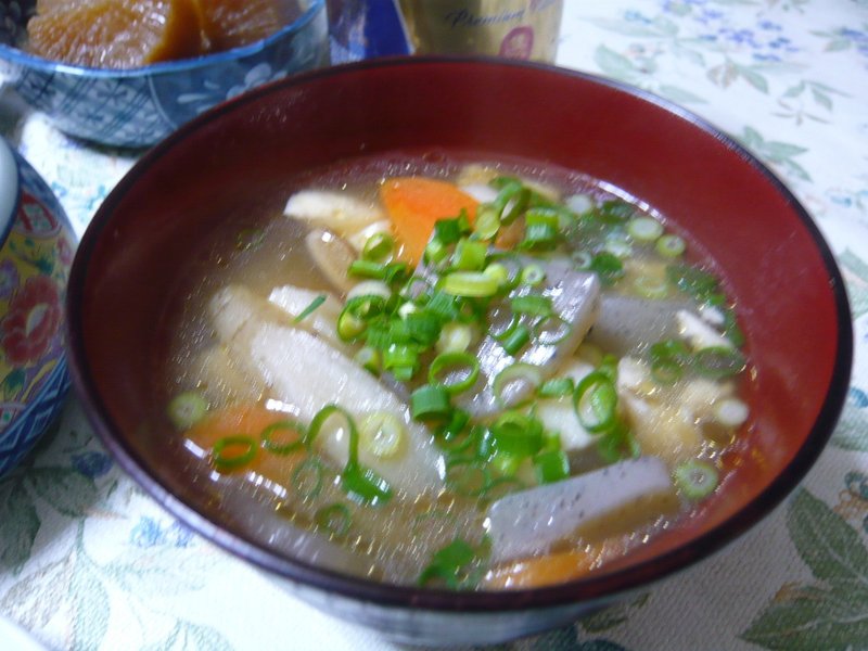 今日の晩御飯は、けんちん汁！！大根、ニンジン、里芋、ゴボウ、こんにゃく、木綿豆腐が入ってます(^^)