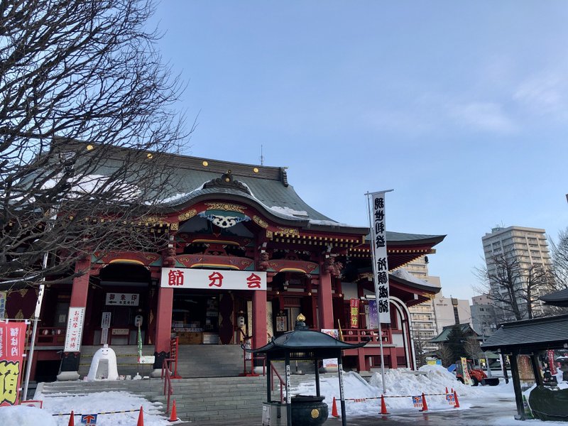 札幌のすすきの地区に建つ「成田山新栄寺」です。千葉の成田山新勝寺の別院で、札幌市内でも有数のパワースポットです。