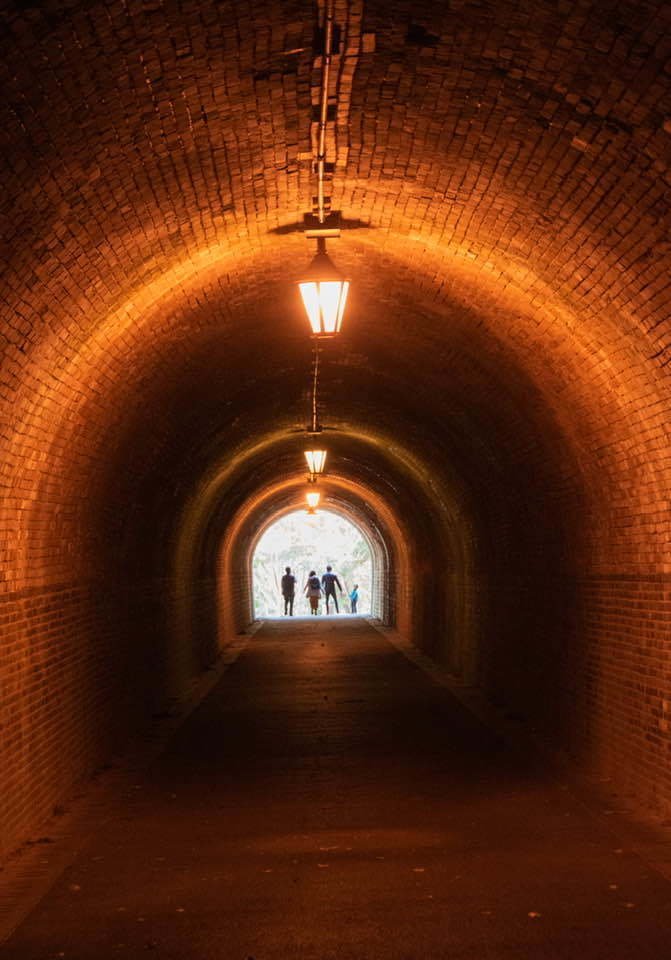 煉瓦造りのトンネルの先にある家族団らんの姿をとらえた写真です