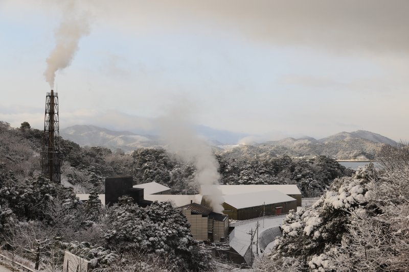 いつもは山に溶け込んでいる工場ですが、雪で浮かび上がりました。独特な雰囲気は日本では無いみたいです。