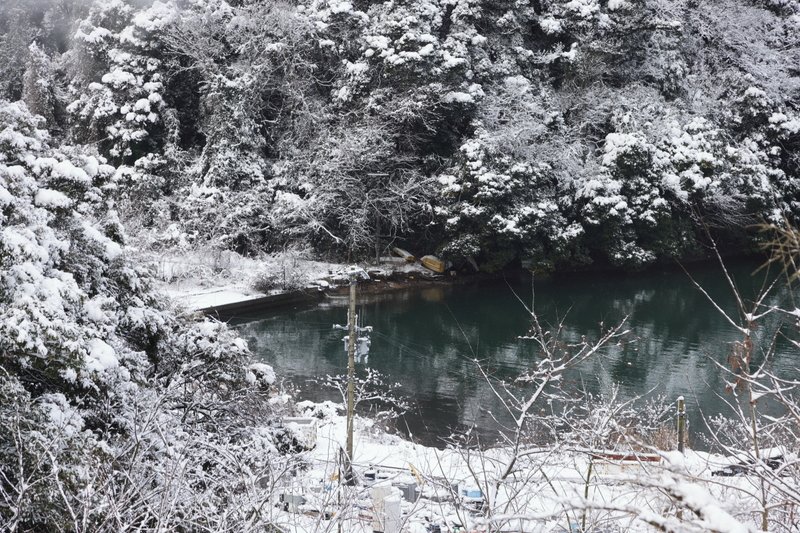 廃棄物が多いこの場所も雪は美化します。