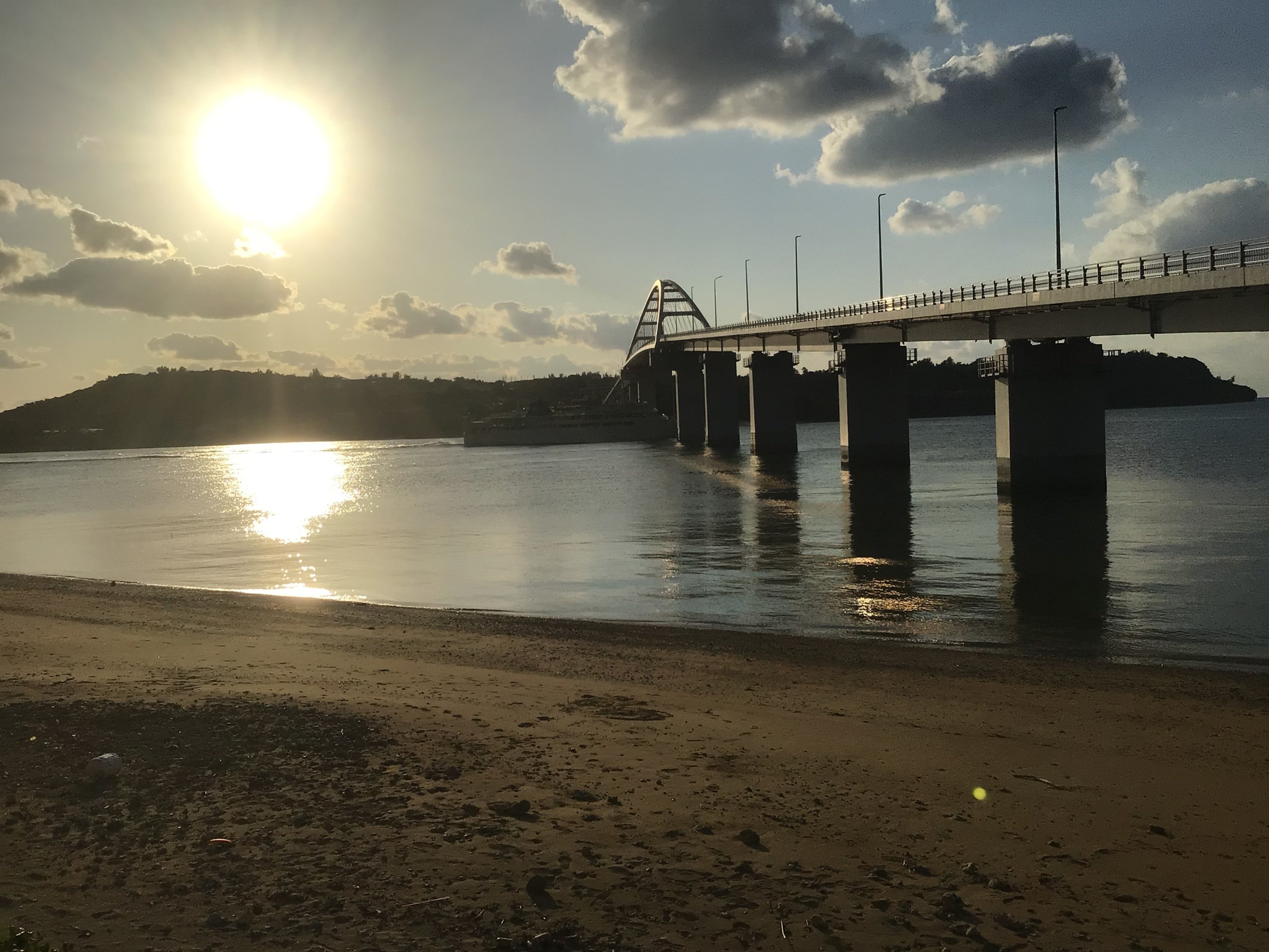 瀬底大橋と夕日 ミズグチスイデン たつじ Note 瀬底大橋と夕日 ミズグチスイデン たつじ Note