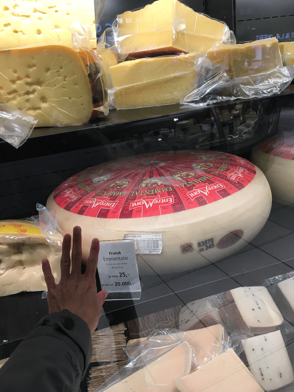 Salling百貨店のスーパーでは、こんな感じの巨大チーズが計り売りされています。このフランス産エメンタールチーズは、重さ86kg。丸ごと購入すると20,000クローネ(約36万円)!! 画像4