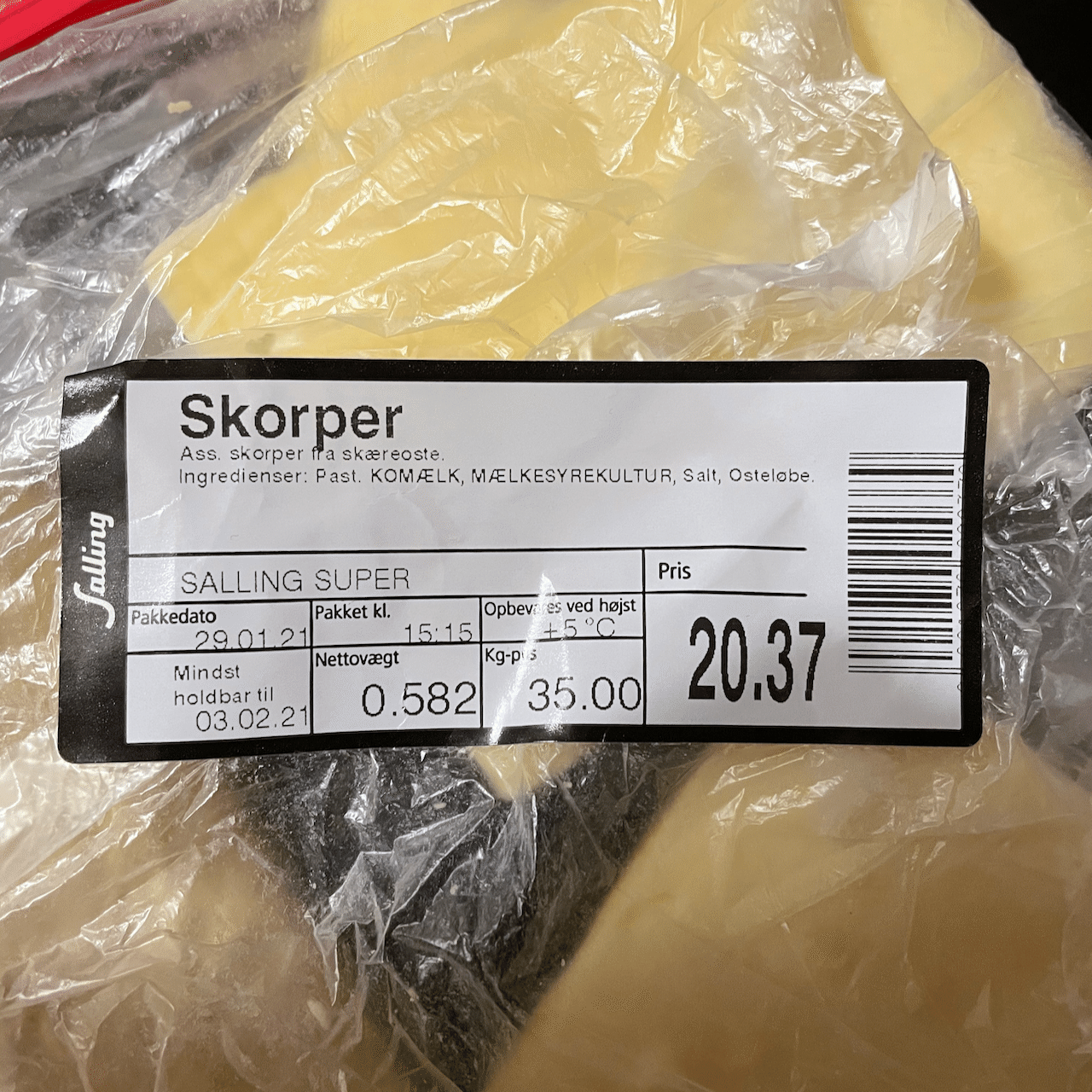 それもそのはず。これは計り売りチーズの残り部分だけを集めた「はじっこ品」。ちなみに、商品ラベルに書いてある Skorper はデンマーク語で端っこ(Crust)という意味です。 画像3