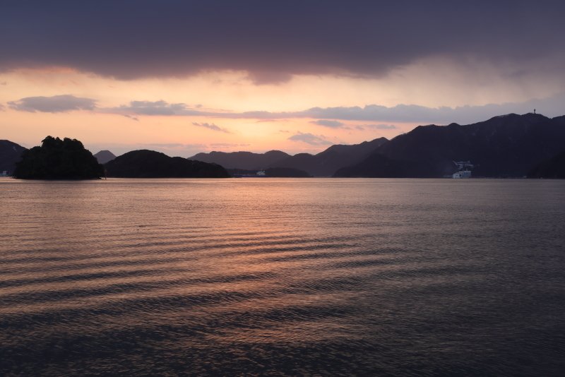 夜が迫る舞鶴湾