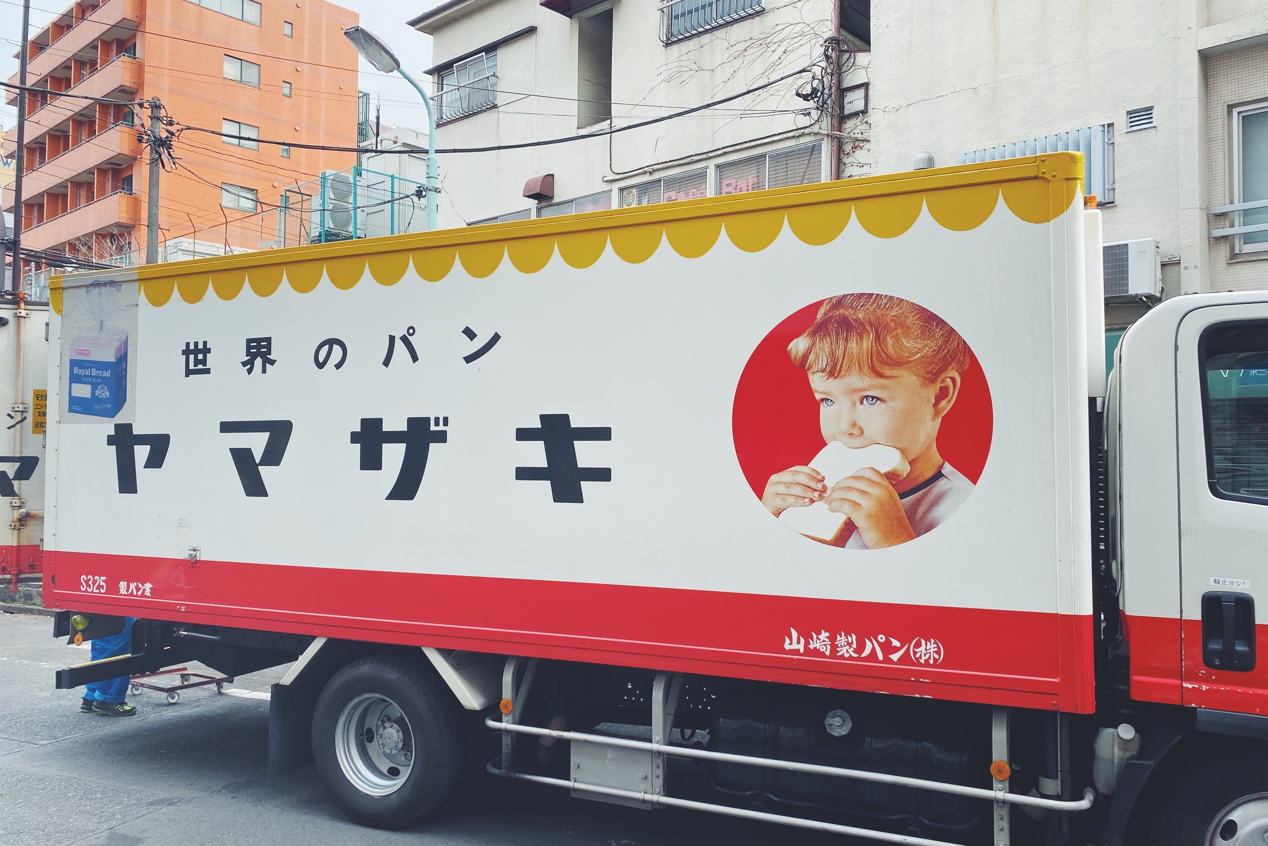 ヤマザキのパンのトラック #1287｜稲垣純也