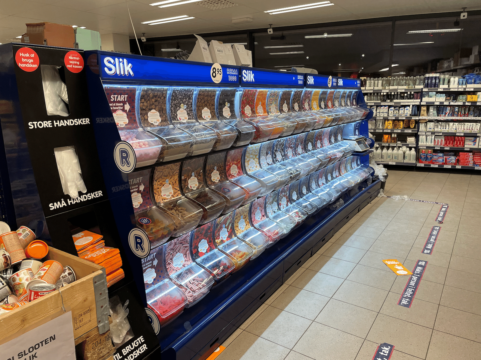 デンマークの皆さんはとっ〜〜〜ても甘党。どんなに小さいスーパーでも必ずあるのが「グミ売り場」!! たまたま忙しい時間帯だったのかもしれませんが、この写真を撮るのに3組のお客さんを待たないといけなかったぐらい人気! 子供よりも、大人ばっかり並んでました (笑)  画像1