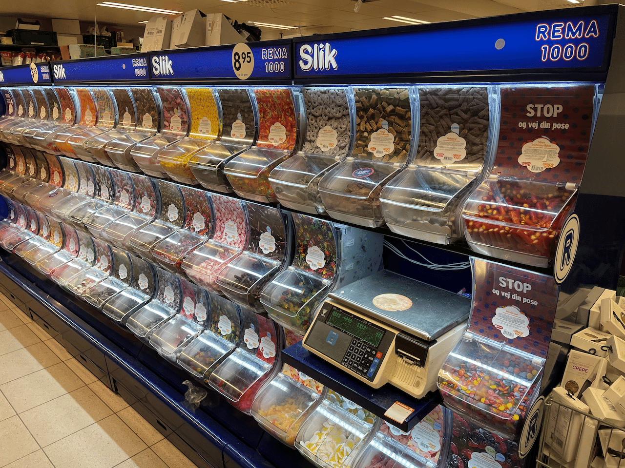 お値段は100グラムあたり 8.95 クローネ(150円)の計り売り。どれでも好きなものを好きなだけ選んだあと、重量計に置くと値段シールが印刷されるようになっています 画像2