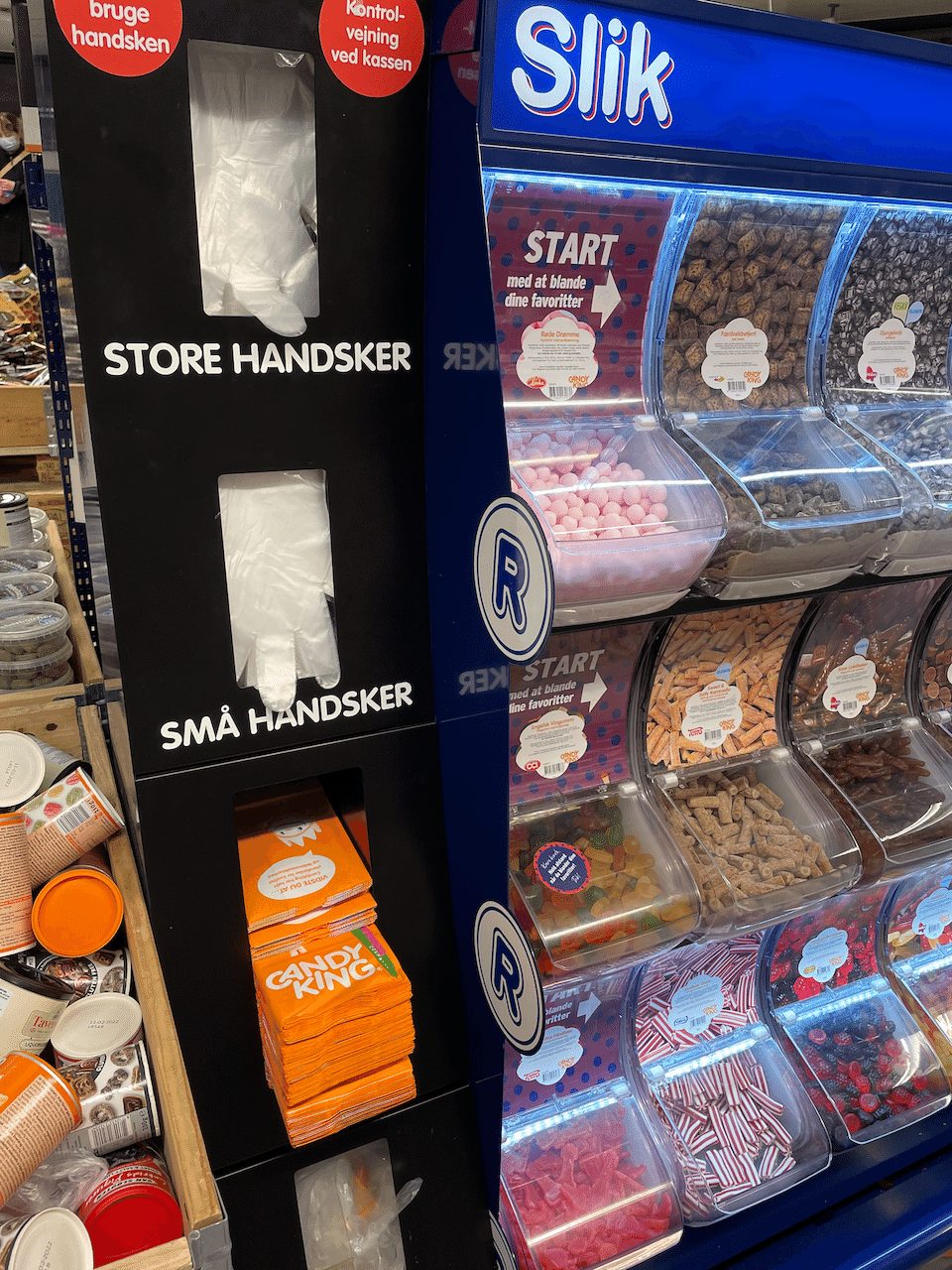 ちなみにグミは手掴みで選ぶシステム。そのまま掴むのは衛生上問題があるので、グミを入れるための紙袋と一緒に使い捨て手袋が用意してありました。手袋は大・小の2種類。やっぱり、大人と子供の両方に人気なんですね! 画像3