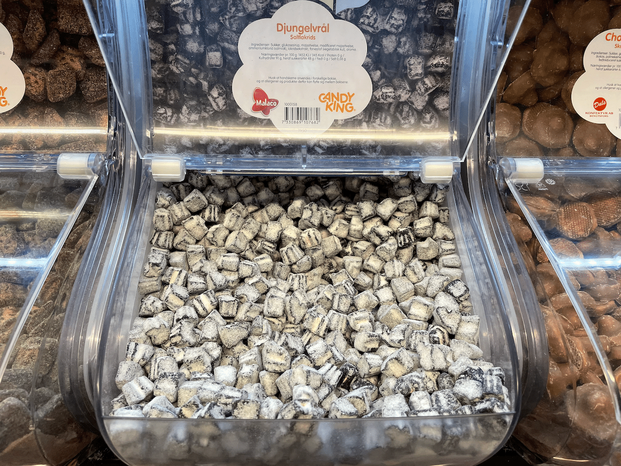 甘いリコリスなら食べられなくもないのですが、この「saltlakrids(サルミアッキ)」はヤバいです。Wikipediaの紹介では、「独特な味」というオブラートに包んだ表現ですが、初めて食べる人にはかなり衝撃的な味です 😅 画像5