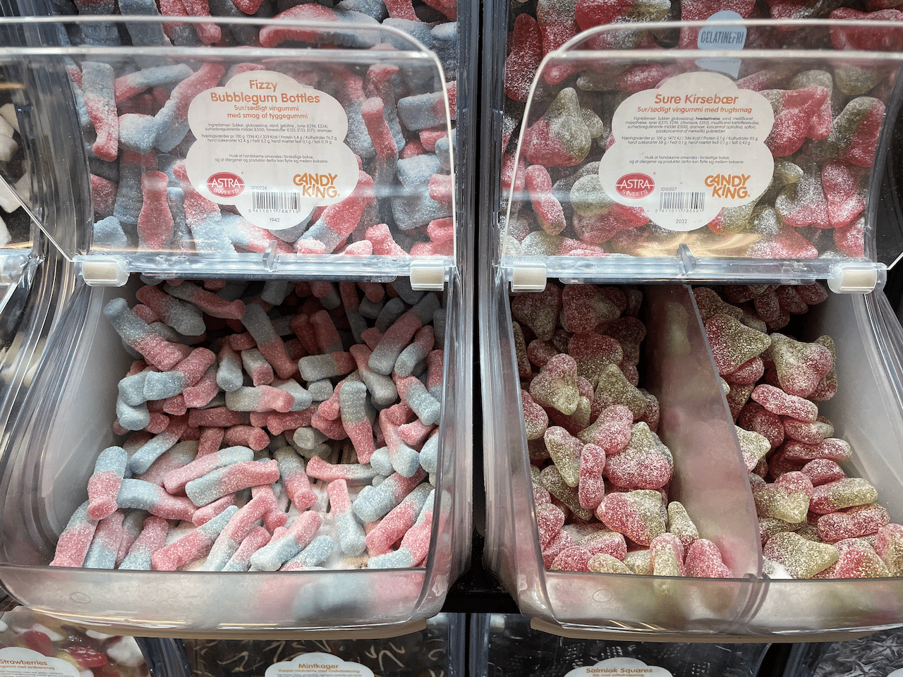 ちなみに僕のおすすめはこのFizzy BubblegumとSure Kirsebær。特に右の Sure Kirsebærの周りには酸っぱいパウダーが付いていて、食べ始めると止まらないです 😆 画像6