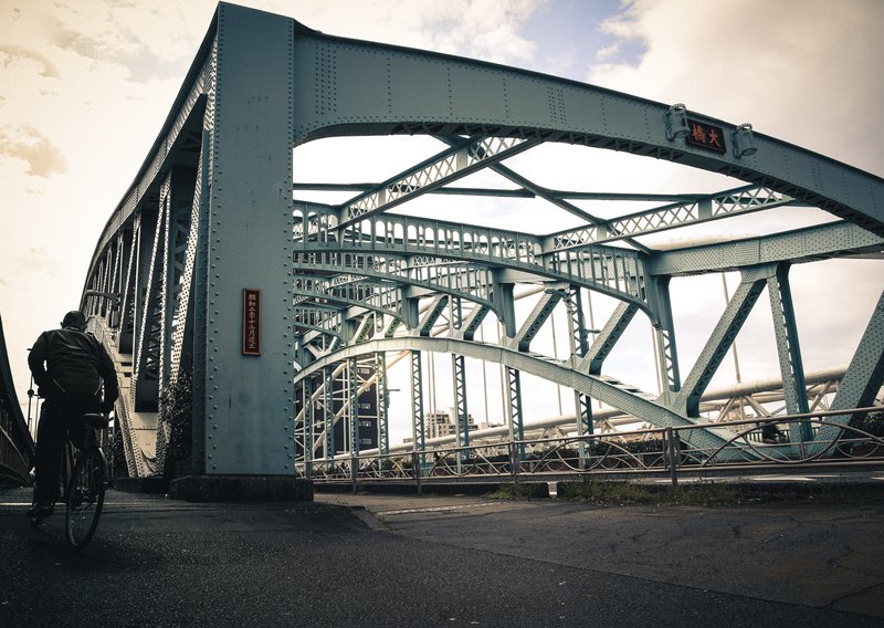 昭和2年竣工の千住大橋は無骨であじがあります．今でも現役の国道の橋です．