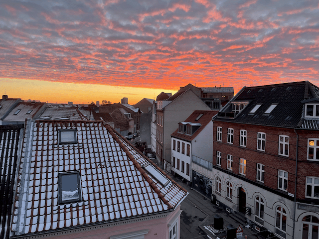 こちらは雲が無い地平線のオレンジ色と、雲に反射している赤色が一直線に分かれた夕焼け。色の違いがとてもはっきりだったので写真に収めちゃいました。雲が多いデンマークの冬ならではな夕焼け写真かもっ♪ 画像2