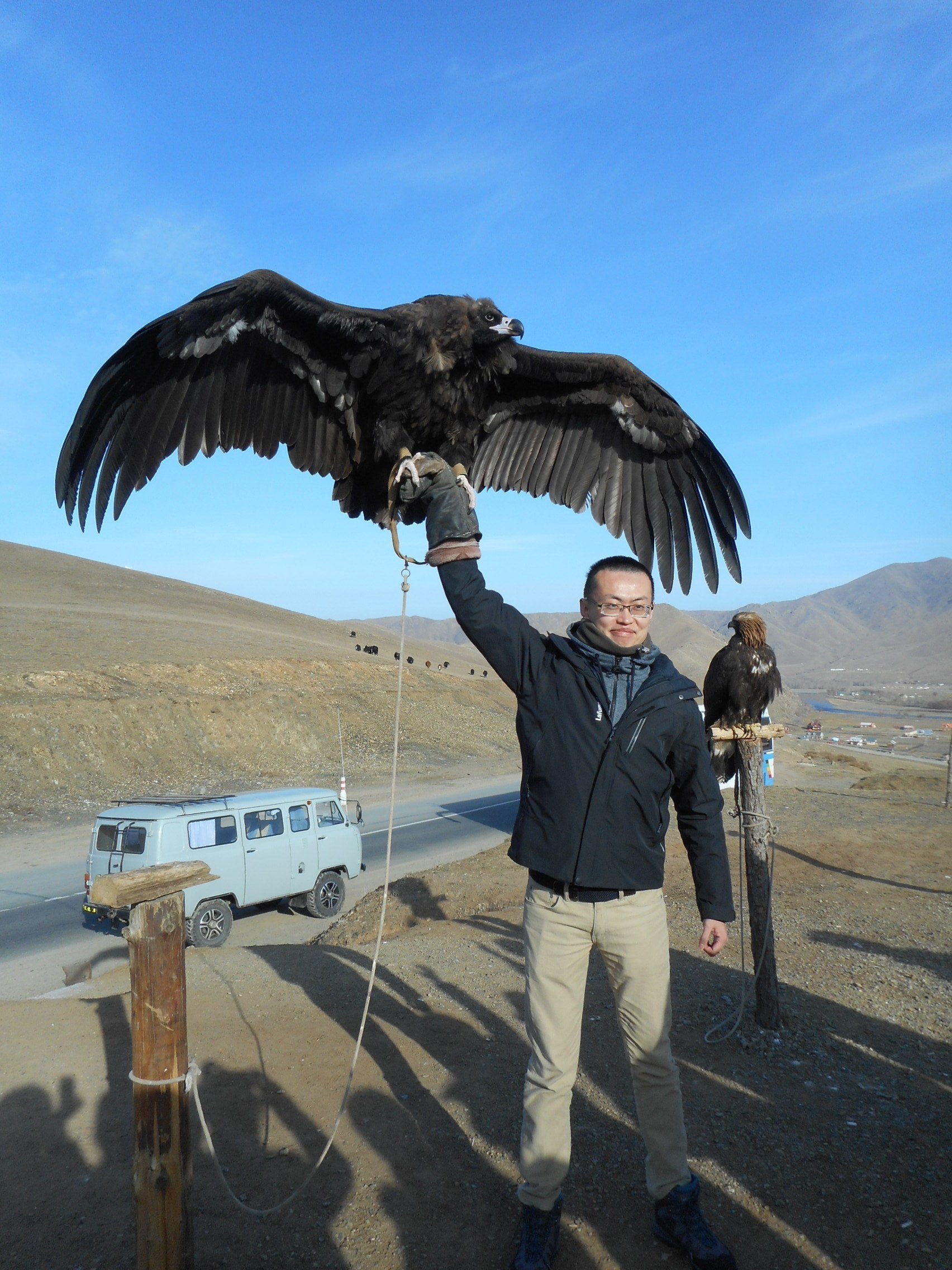 今日の一枚 モンゴル、草原の中で鷹を腕に乗せる男性｜世界50か国を