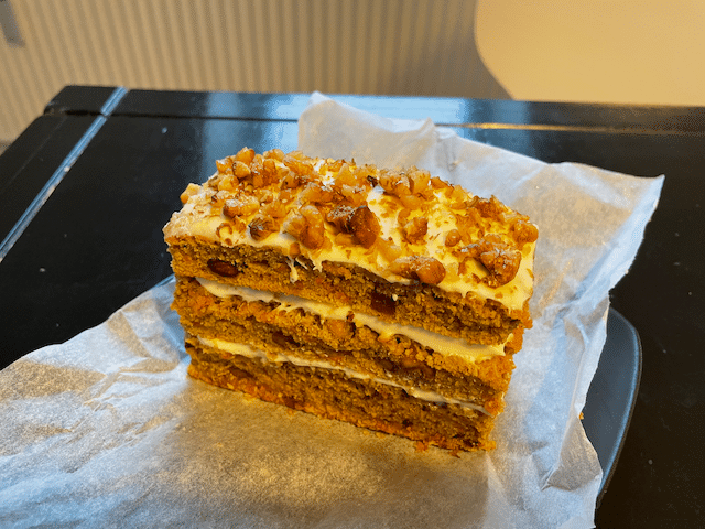 こちらで仲良くしてもらっているお友達が、「キャロットケーキ」を焼いたとのことで、作りたてのキャロットケーキを持ってきてくれました♪ 画像1