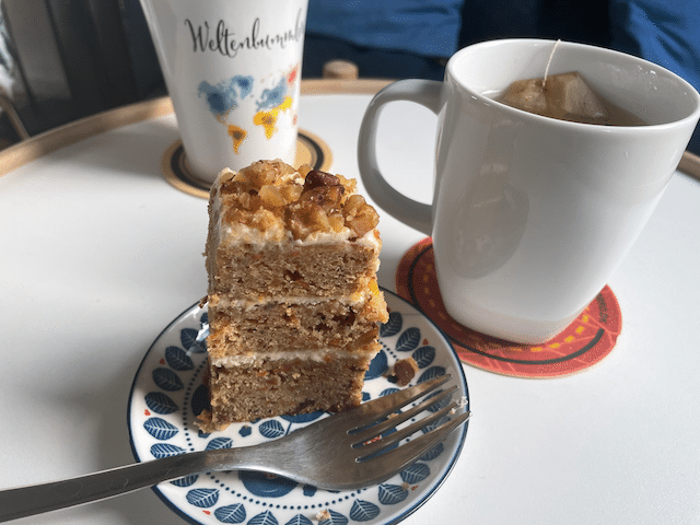 さて、今回いただいたキャロットケーキは3時のおやつにいただきました🫖 口の中に広がる甘さとスパイスの風味は。まさにスコットランドで食べた味〜♫ リモートワークの合間だったので良い気分転換になりました✌️ でも、ケーキを焼いてくれた友達にはちゃんとお返しをしなくちゃ・・・💦 画像7