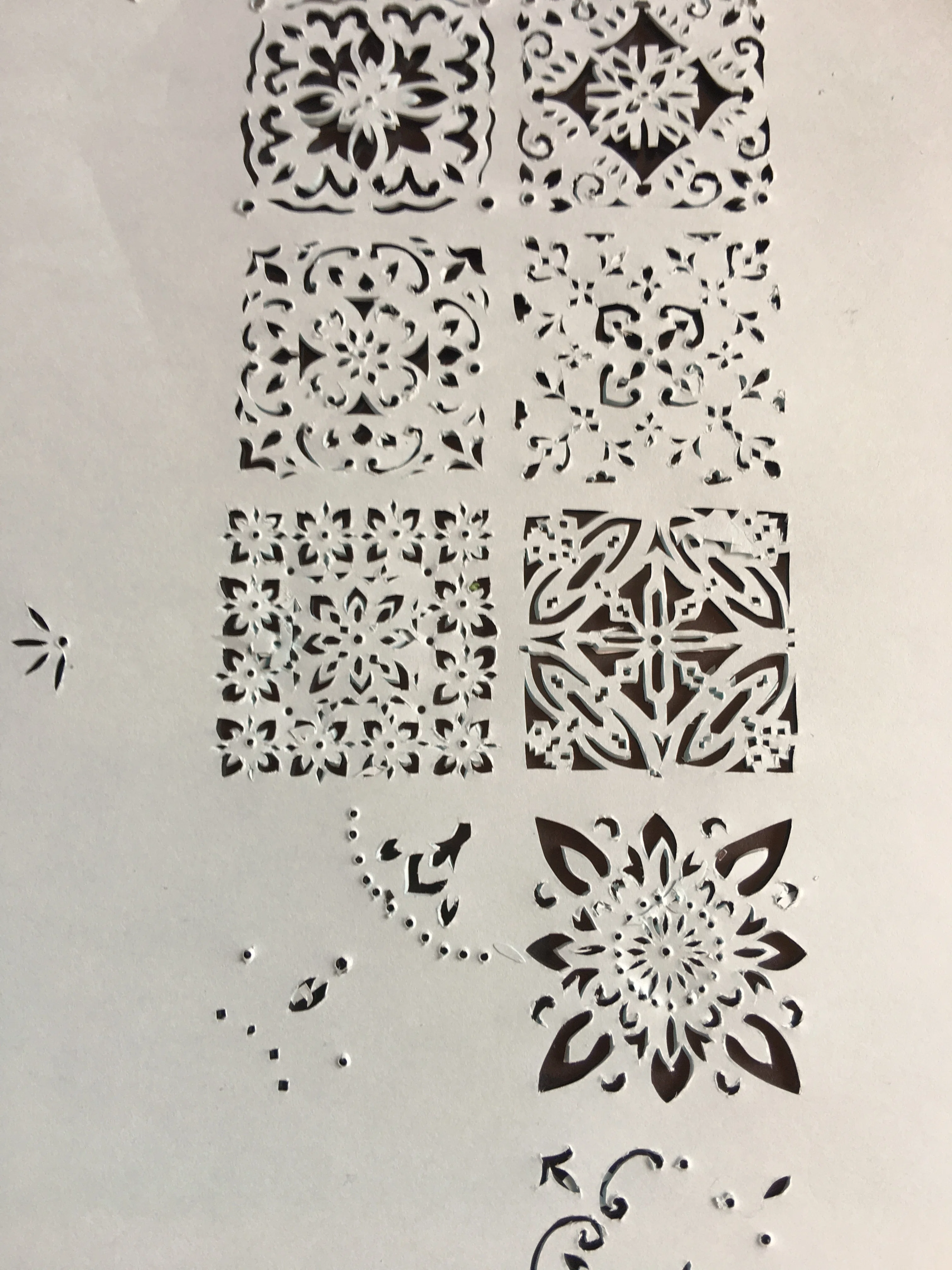 切り絵アート アールヌーボータイル模様 途中 Frau Schnitt Note