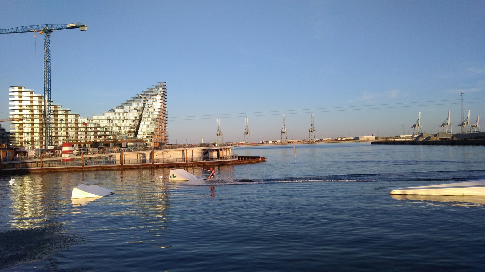 散歩をしたのはオーフス市のベイエリア Aarhus Ø (オェーという謎発音です)。湾岸地域は数年前に再開発され、モダンなマンションが立ち並ぶ高級住宅エリアです。 画像2