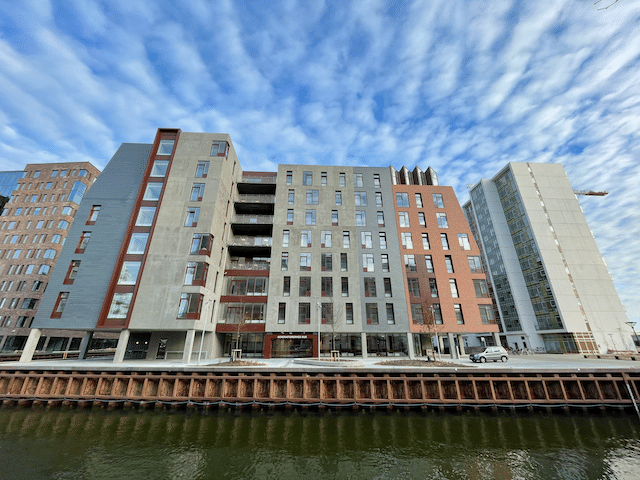 こちらは「Generation House」と呼ばれている市営のマンション。若者家族、学生、シニア世代、介護施設が共生するコミュニティ型のマンションだそう。ちなみにオーフス市が運営しているので、ベイエリアにも関わらず家賃は平均的なお値段におさえてあるそうです。 画像4