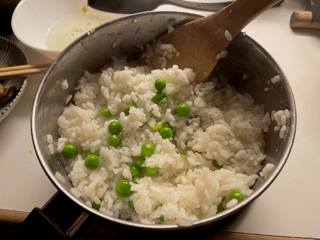 そしてグリーンピースを茹でた煮汁を使ってご飯を炊いて、炊き上がったご飯にグリーンピースを投入〜♪ 豆が壊れないようにかき混ぜたら豆ご飯の出来上がりっ!! 画像7