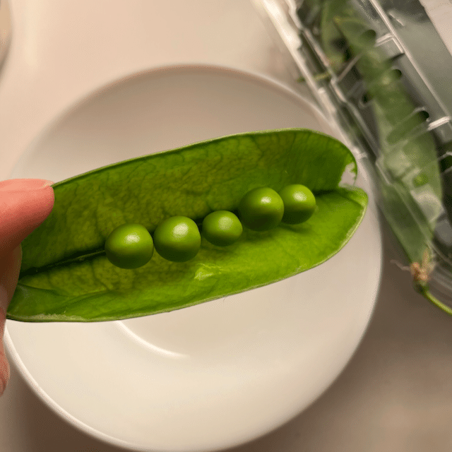 僕的にグリーンピースの美味しい食べ方は「豆ご飯」だと思います!! なので、 鞘を開いてグリーンピースを取り出します。鞘は大きいのにグリーンピースは小さかったり、小さい鞘でも大きい粒がたくさん入っていたりと、外面と内面は異なっていて人間みたい・・・ と思ってしまいました😅 画像3