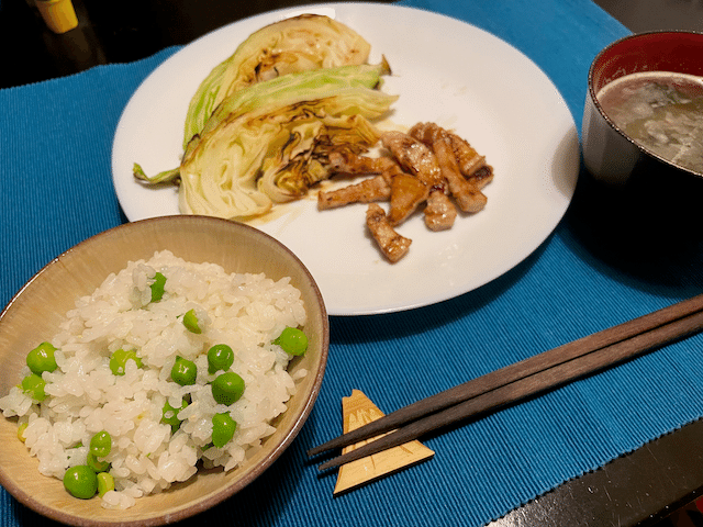 おかずはシンプルなキャベツと豚バラの塩焼きにしたので、主役の豆ご飯がかなり引き立ちました✌️ 冷凍のグリーンピースと違って、風味と甘みが強くておかわりしちゃいました!! デンマークで旬を感じるご飯で、あーおいしかった! 画像8