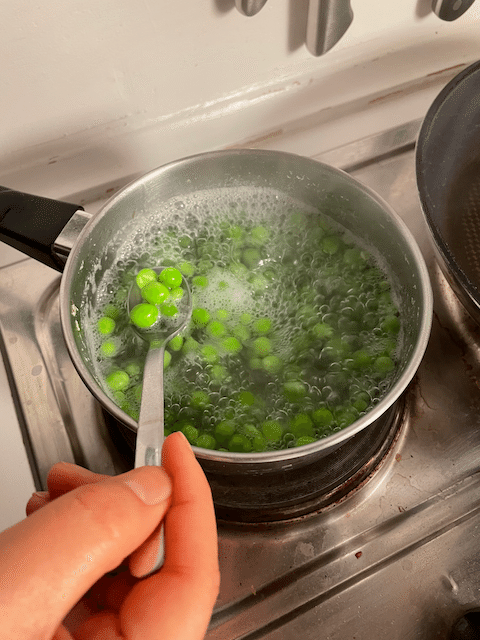 豆ご飯は、豆と一緒にご飯を炊く方法と、別々に作る方法があるそうですが、今回は別々に作ってみました。まず、鍋いっぱいの水にグリーンピースと小さじ1の塩を入れて、グリーンピースを茹でます。 画像5