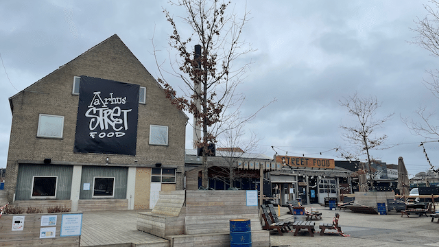 先日、用事があって市役所に行ってきたのですが、久しぶりに「Aarhus Street Food」の横を通りました。Aarhus Street Foodは、屋台を模したオシャレな多国籍フードコートで、ハンバーガーやピザに加えて、タイ、ベトナム、イスラエル、トルコ、韓国など様々な国の料理を手軽に味わえる人気スポット。 画像1