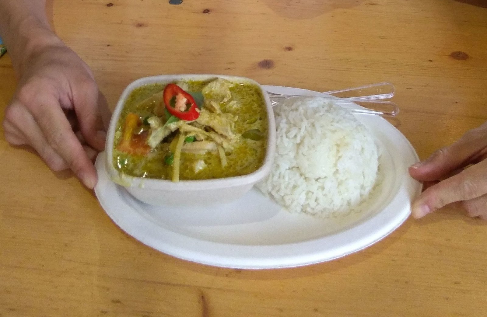 少し濃い味(しょっぱめ)のグリーンカレーは大盛りサイズで85クローネ。日本円にして、なんと約1,500円。フードコートでこの値段?!とデンマークの外食の高さの洗礼を浴びました 😅 画像5