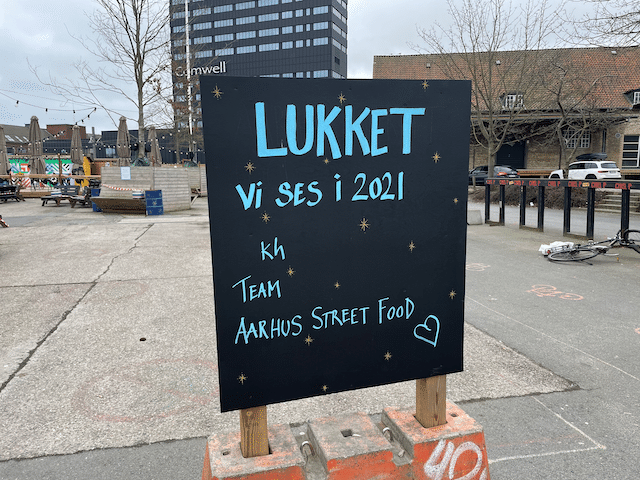 ただ、残念ながら入り口には「閉店 - LUKKET」の標識が・・・。デンマークはロックダウンのため全ての飲食店は閉まっています(持ち帰りのみOK)。だから Aarhus Street Food もロックダウンが解除されるまで営業できません。 画像2