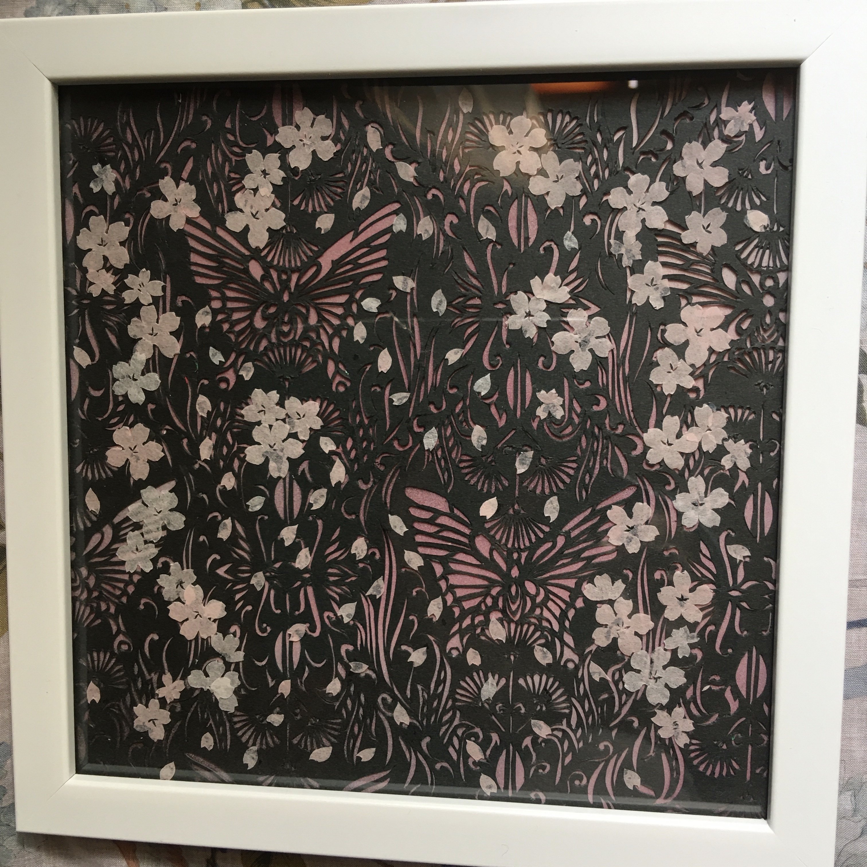 切り絵アート 桜舞う蝶と草花 黒地 Frau Schnitt Note