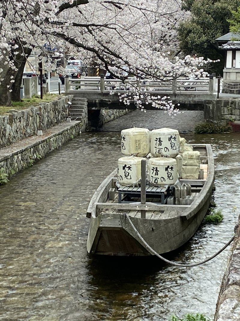京都の高瀬川です。角倉了以が物流輸送のため鴨川の水を引いて開いた運河。二条ににあります。「ひっそりとした」佇みが良いです。