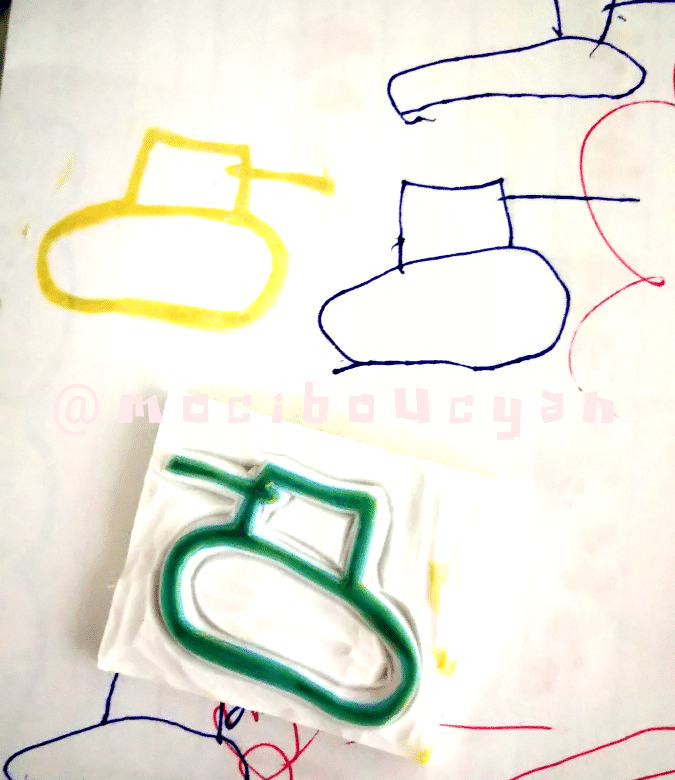 左(黄色):はんこ押したやつ。右(黒):原画。下(緑):消しゴムはんこ。