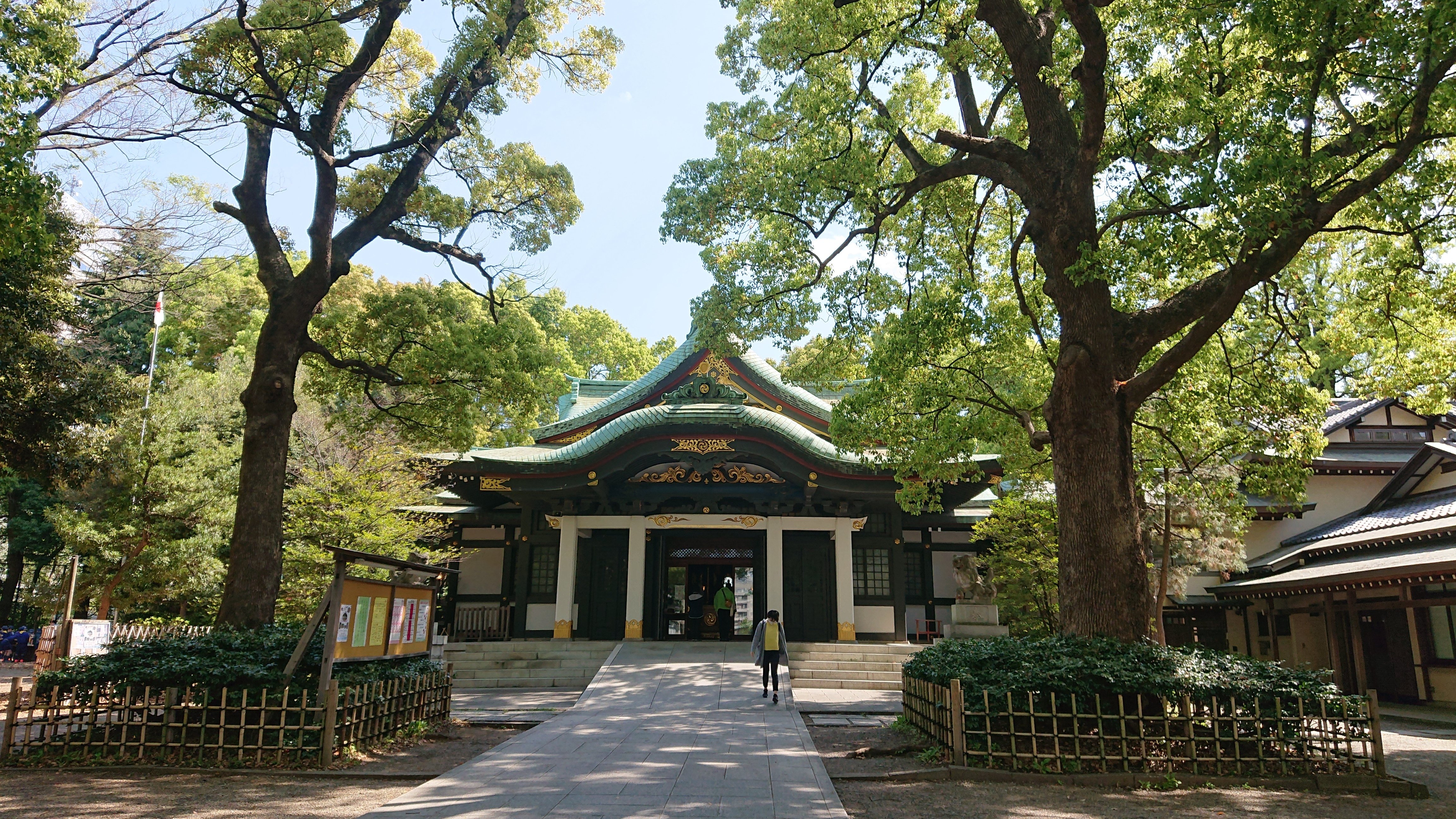 由緒ある神社に参拝 Big Apple Note