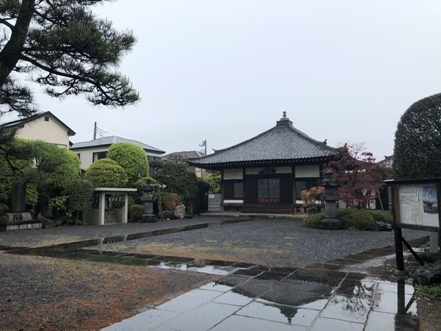 足音に　心を映す　静かな雨